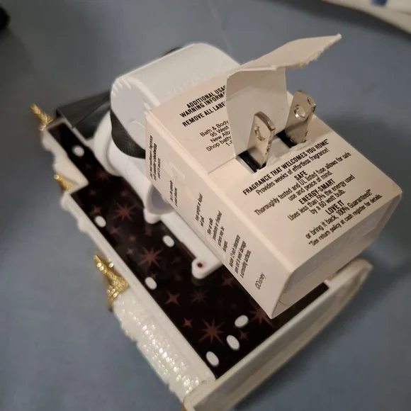 BBW Disney Gold & White Castle Wallflowers - Picture 4 of 6